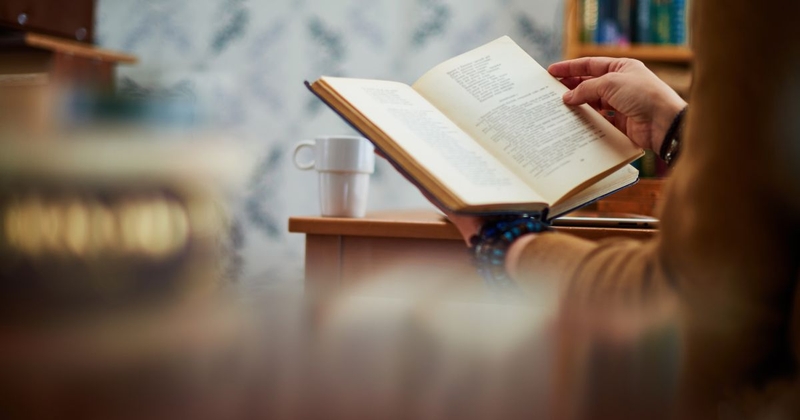 Reading aloud in solitude
